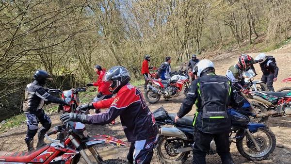 Endurotraining - Rote Pylone, blaue Pylone